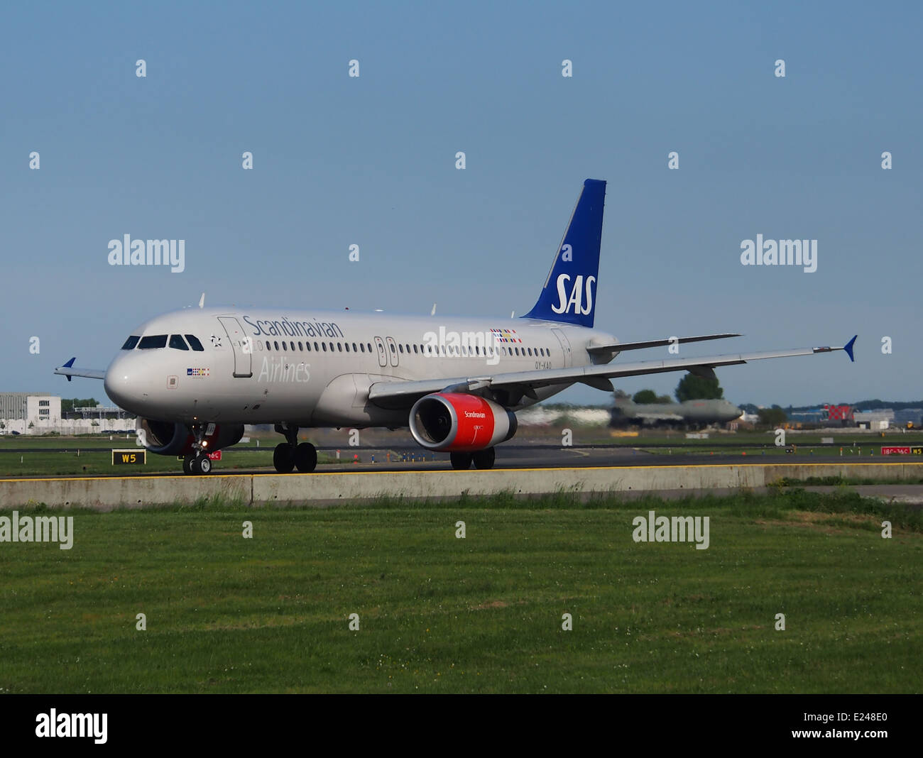 OY-KAO, un Airbus A320-232 SAS Scandinavian Airlines, è stato visto rullare all'aeroporto di Schiphol (AMS) nei Paesi Bassi. L'aereo si sta preparando per la partenza, evidenziando il suo design distintivo e le operazioni impegnative dell'aeroporto. Foto Stock