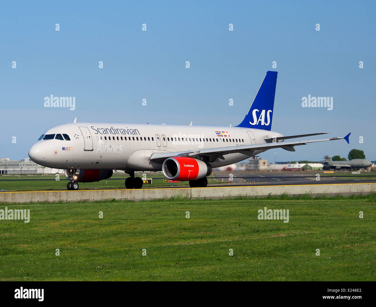 OY-KAO è un Airbus A320-232 operato da SAS Scandinavian Airlines, visto rullare all'aeroporto di Schiphol, Paesi Bassi, per un volo a corto raggio. Foto Stock