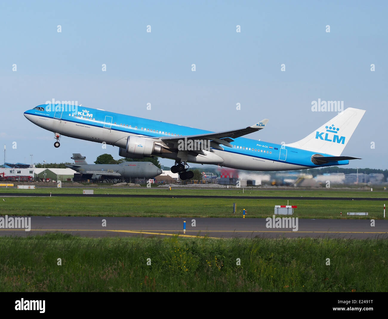 PH-AOI, un Airbus A330-200 di KLM, catturato durante il decollo dall'aeroporto Schiphol di Amsterdam, Paesi Bassi. Questo aereo fa parte della flotta a lungo raggio di KLM. Foto Stock