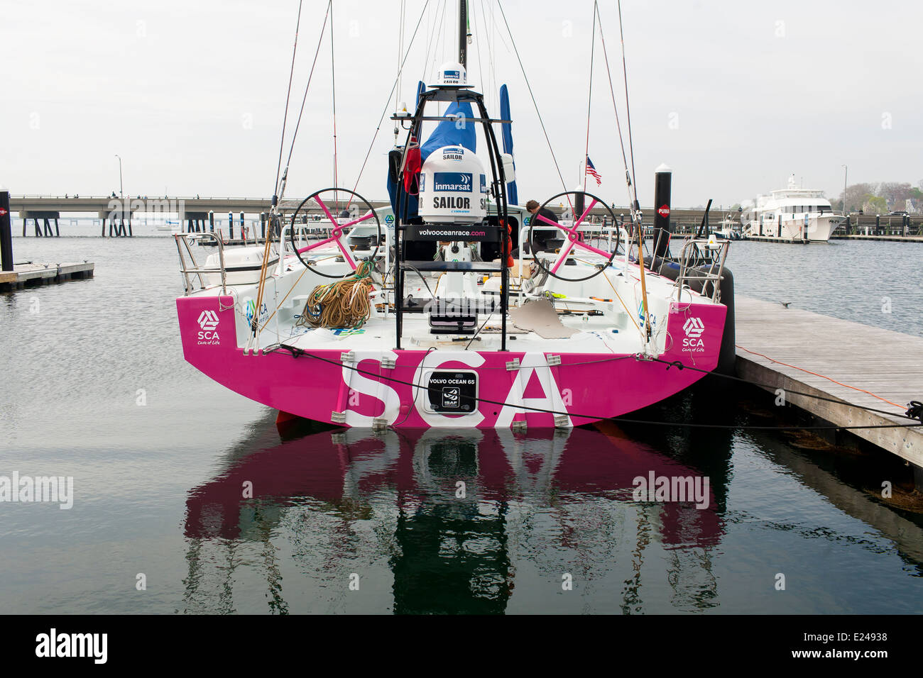 SCA Racing, un Farr progettato Volvo 65 racing barca a vela progettato per correre in tutto il mondo sul dock presso il cantiere di Newport Foto Stock