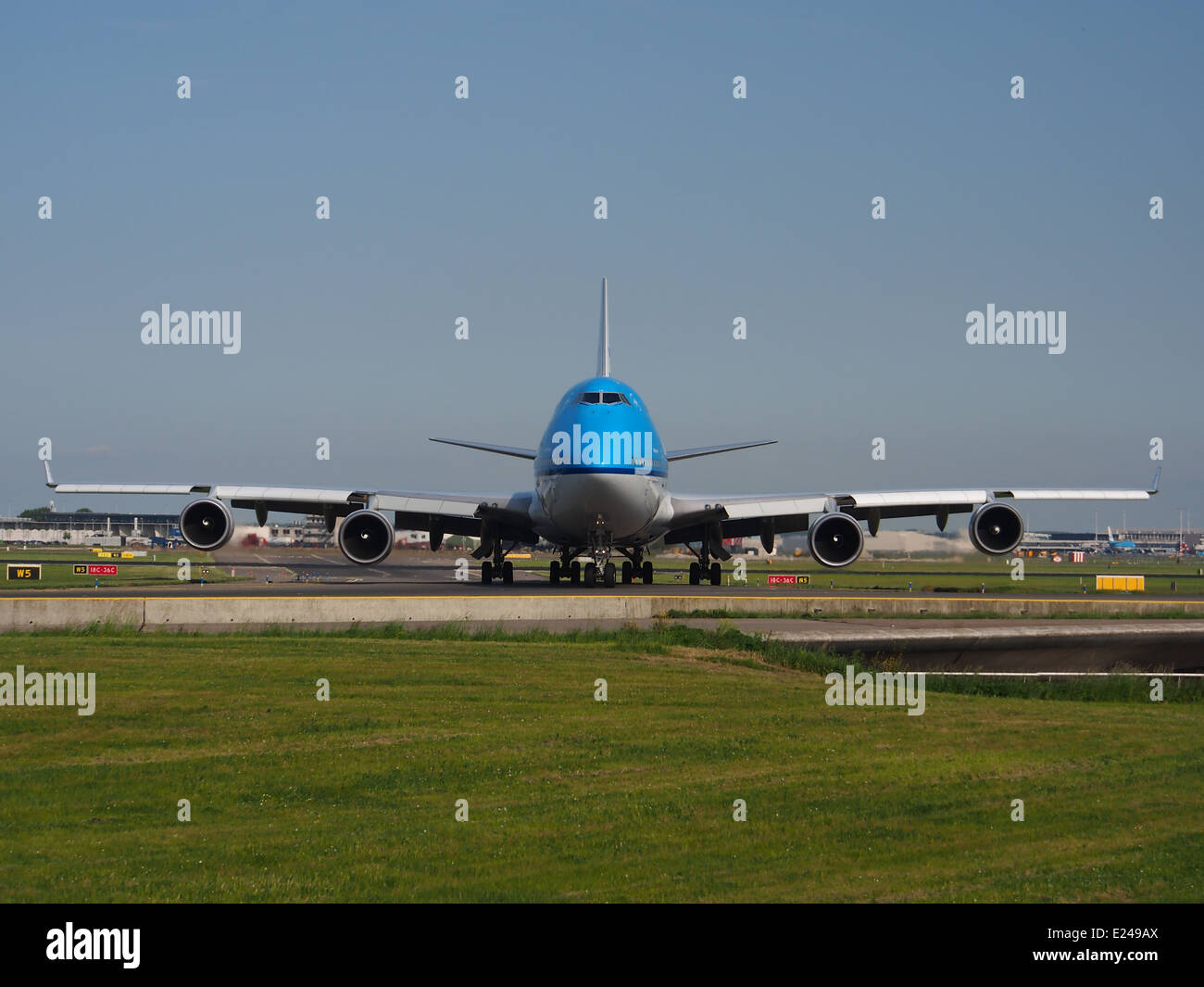 PH-BFE, un Boeing KLM 747-400, viene catturato in rullaggio all'aeroporto di Schiphol (AMS - EHAM) nei Paesi Bassi il 17 maggio 2014. L'aereo si sta preparando per la partenza, mostrando la grande scala del Boeing 747 nell'aviazione commerciale. Foto Stock