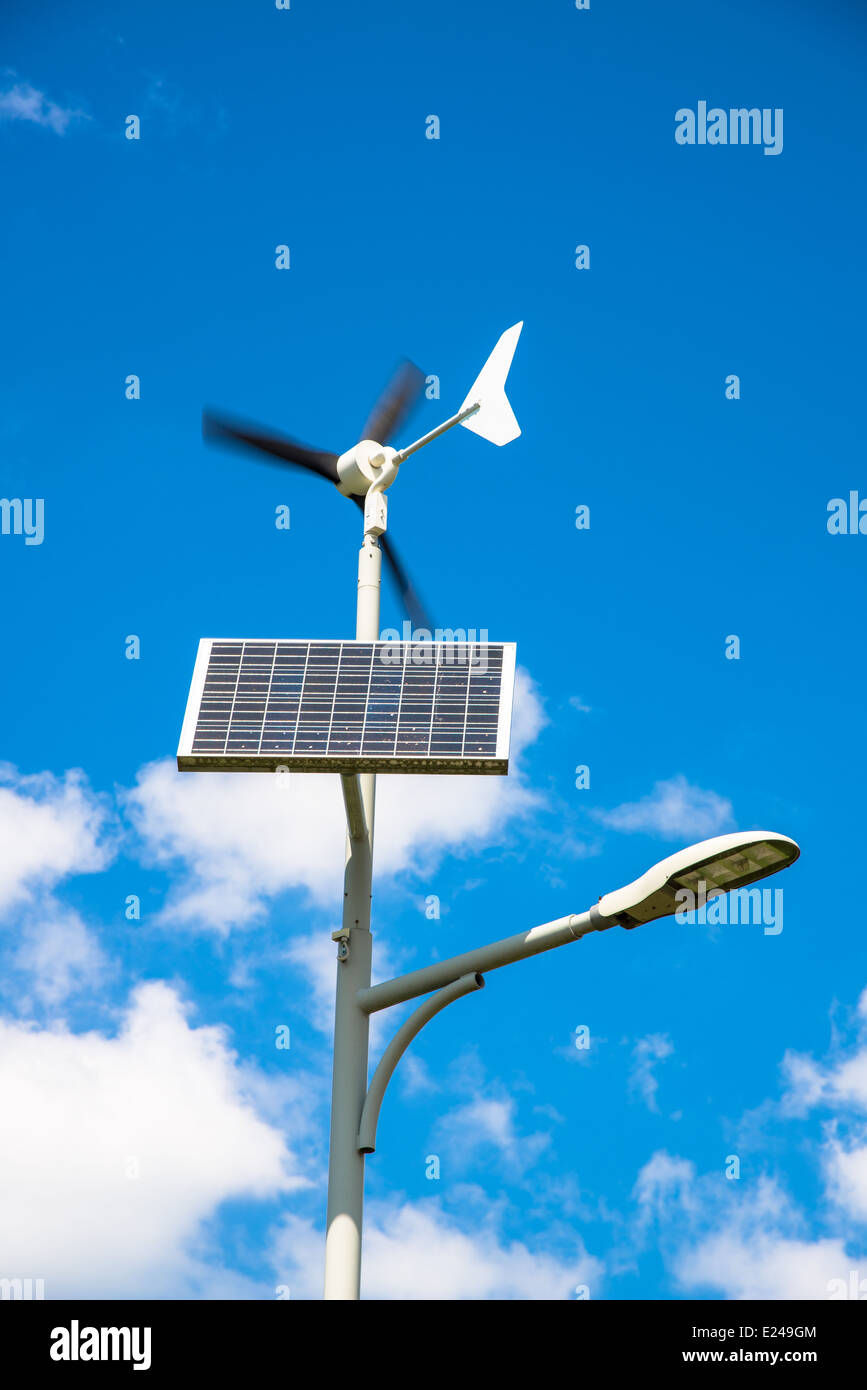 Un ibrido, solare ed eolica, lampione Foto Stock