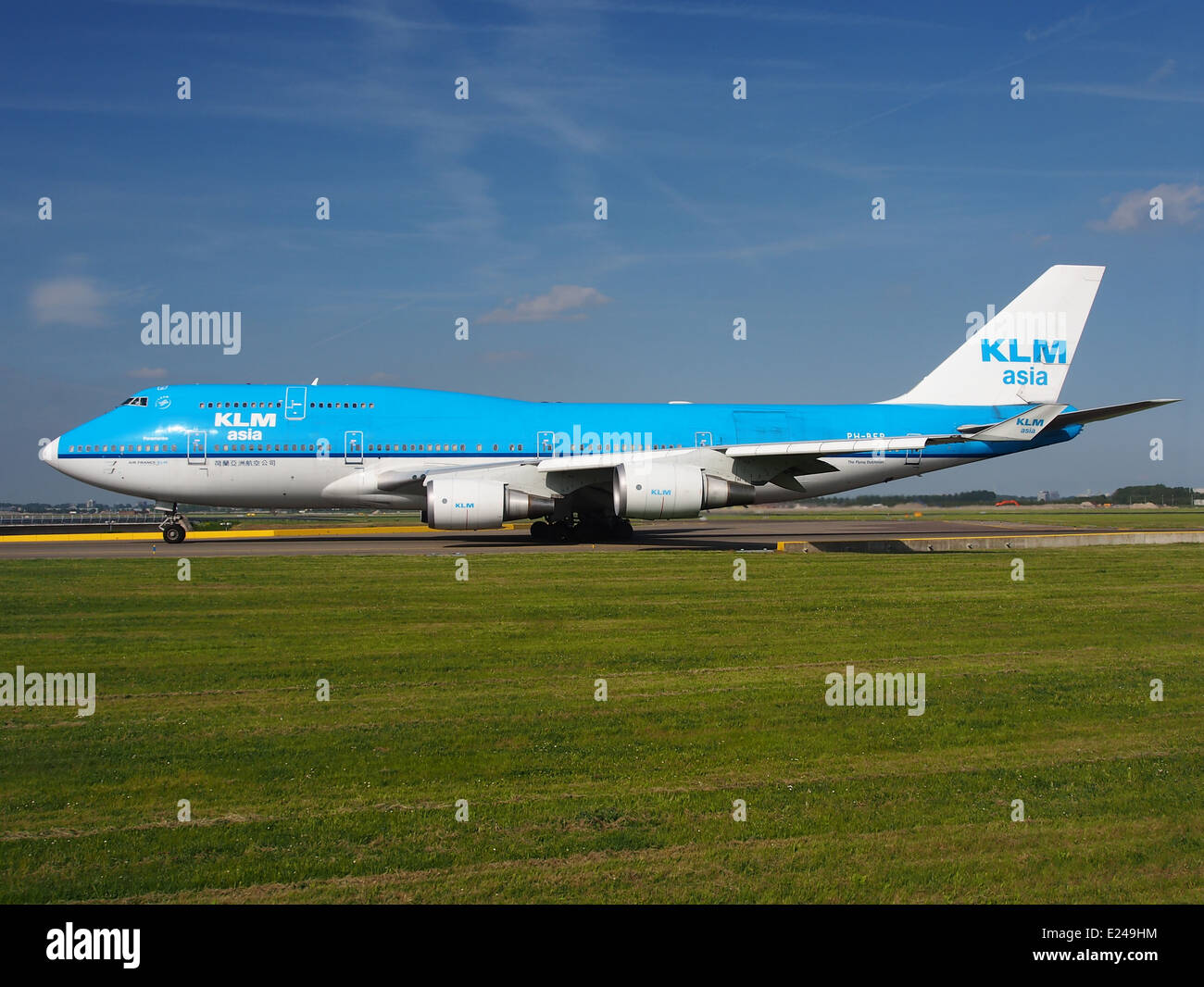 Un Boeing KLM 747-400, immatricolazione PH-BFP, in rullaggio all'aeroporto di Schiphol, Paesi Bassi, scattato in una foto che mostra le grandi dimensioni e le capacità operative dell'aereo. Foto Stock