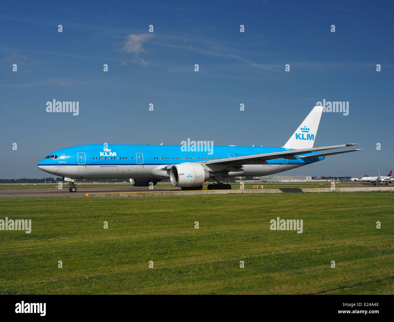 Il Boeing 777 del KLM, PH-BQE, è stato visto rullare all'aeroporto di Schiphol (AMS - EHAM) nei Paesi Bassi il 17 maggio 2014. L'aereo si sta preparando per il decollo in questo grande aeroporto europeo. Foto Stock