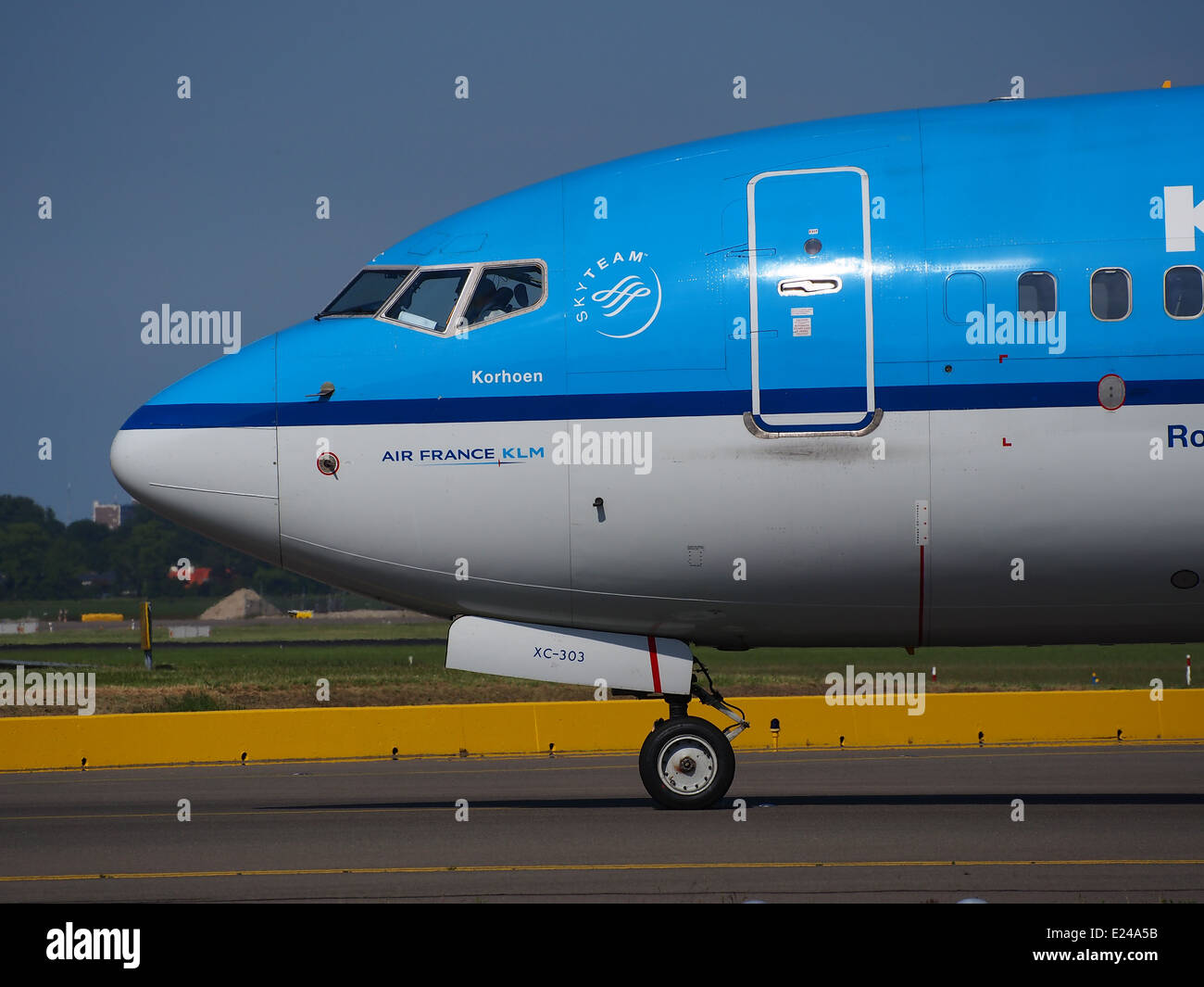 Il Boeing 737-800 di KLM, registrazione PH-BXC, taxi all'aeroporto di Schiphol nei Paesi Bassi il 18 maggio 2014. Questo velivolo a fusoliera stretta è comunemente utilizzato per rotte a corto e medio raggio, rappresentando le operazioni regionali di KLM. Foto Stock