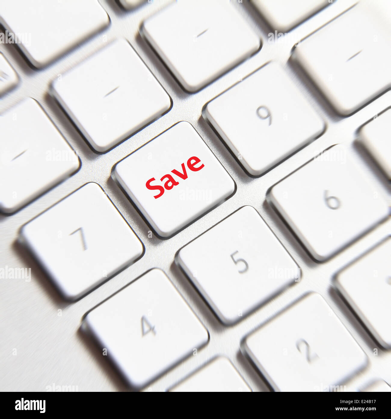 Foto del pulsante Salva sulla tastiera bianca. Foto Stock