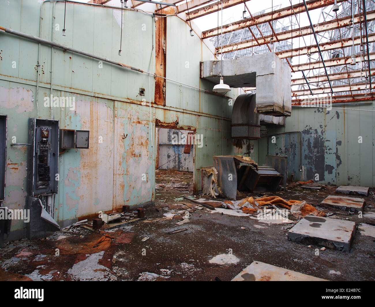 Questa immagine mostra l'ex stazione relè a microonde USAF ACE-High System situata a Lefkada, Grecia. Faceva parte di una rete di comunicazione per uso militare durante la Guerra fredda. Foto Stock