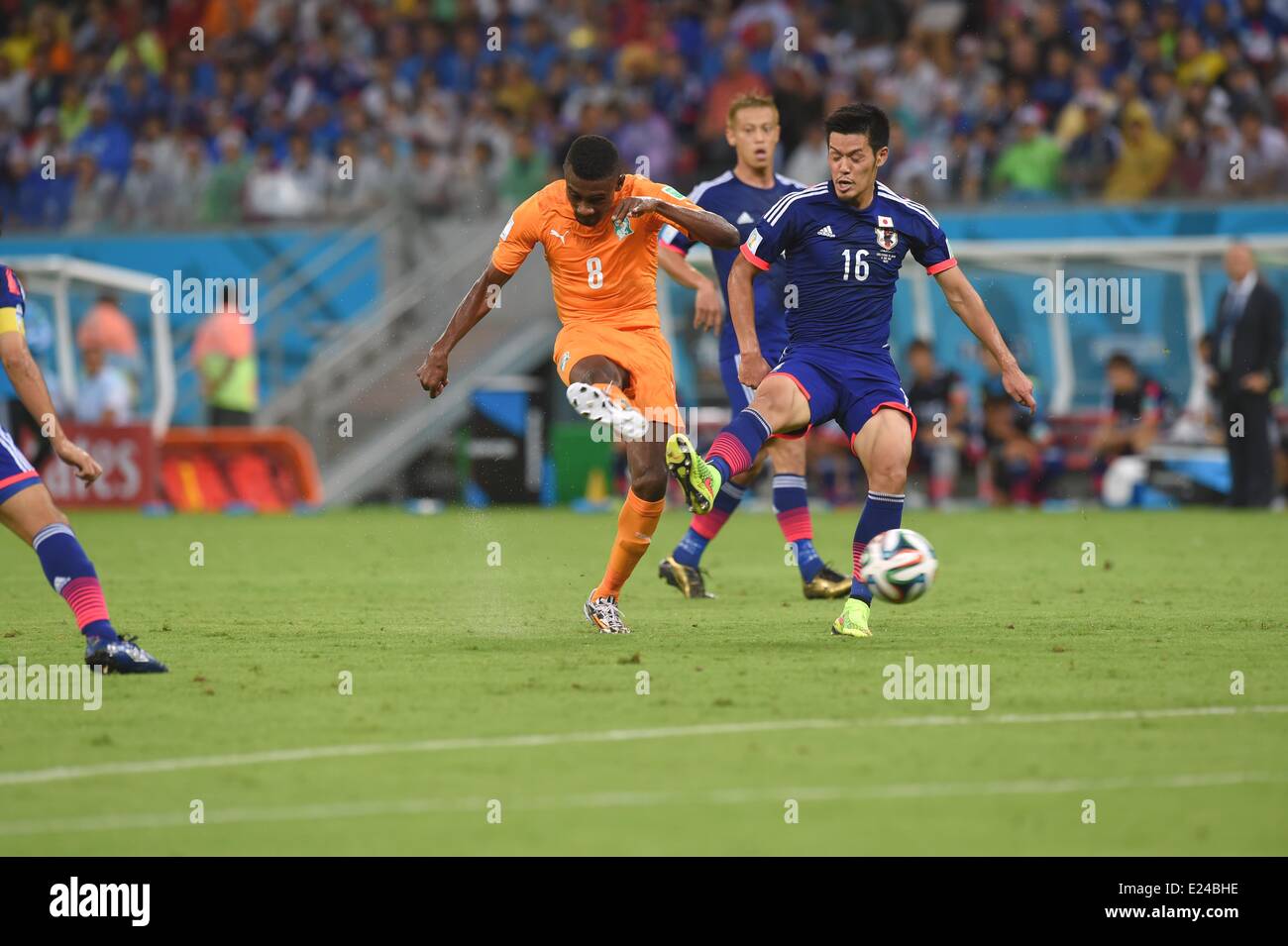 Recife, Brasile. 14 Giugno, 2014. Salomon Kalou (CIV) Hotaru Yamaguchi (JPN) Gruppo C match tra Costa d Avorio 2-1 Giappone a Arena Pernambuco Recife, Brasile . Credito: ESTREMO ORIENTE PREMERE/AFLO/Alamy Live News Foto Stock