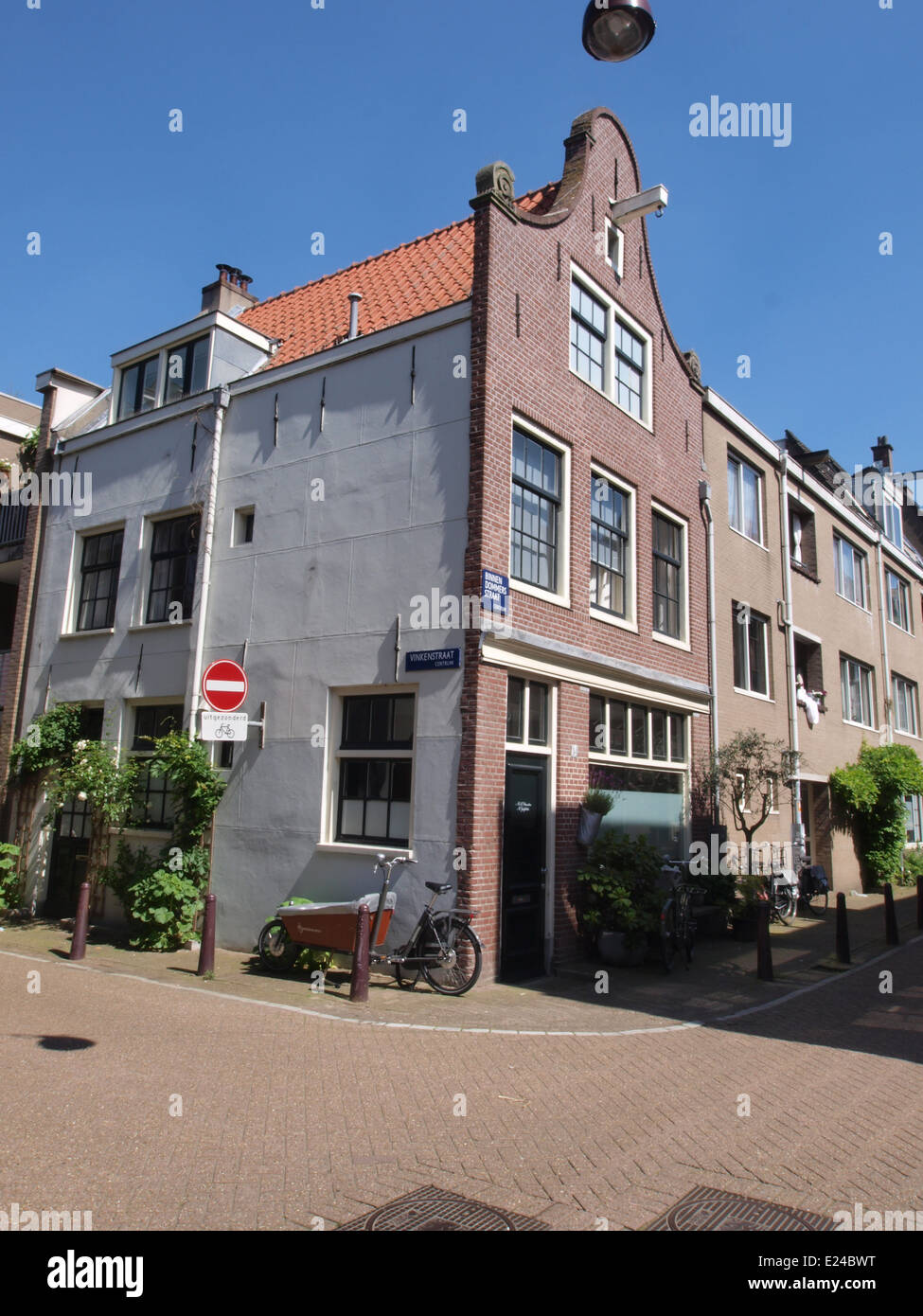 Vinkenstraat all'incrocio con Binnen Dommersstraat in un'area urbana olandese. Nota per la sua vicinanza alle aziende locali e agli spazi residenziali. Foto Stock