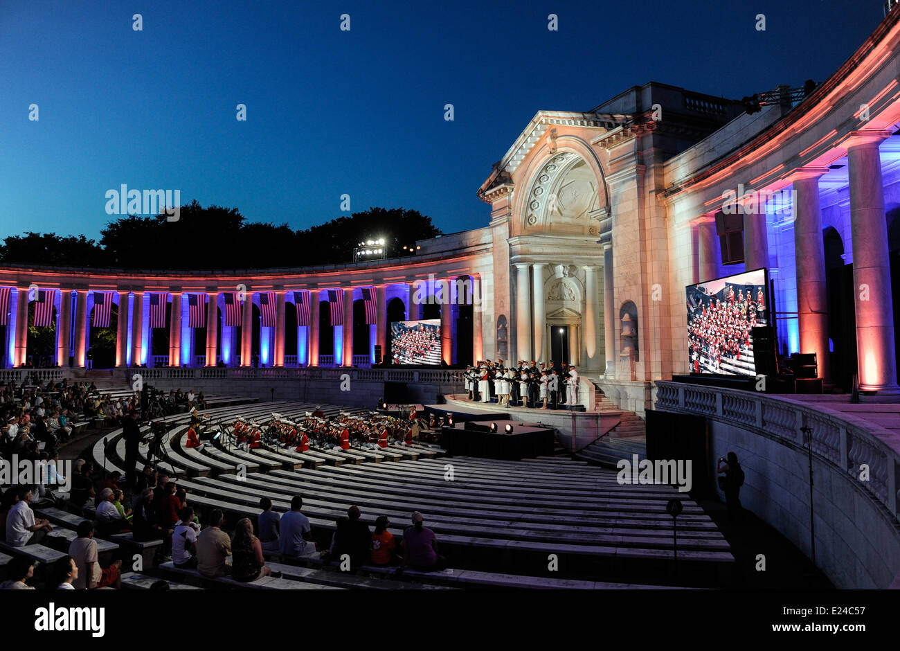 Washington, Stati Uniti d'America. Il 15 giugno, 2014. Una serata omaggio musicale è tenuto in Arlington, Virginia, Stati Uniti, 15 giugno 2014, in occasione del centocinquantesimo anniversario della fondazione del cimitero nazionale vi. L'evento comprendeva cinque scene, visualizzazione di istituzione del cimitero, inizio storia e sviluppo, metà del XX secolo le modifiche alla fine del XX secolo e contemporanea. Canzoni di servizio, il cambio della guardia e una corona cerimonia sono stati messi in scena anche durante l'evento. Credito: Bao Dandan/Xinhua/Alamy Live News Foto Stock