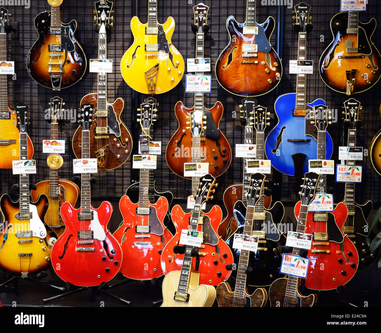 Semi-acoustic corpi cavi chitarre elettriche sul display in un negozio di musica a Tokyo in Giappone. Foto Stock