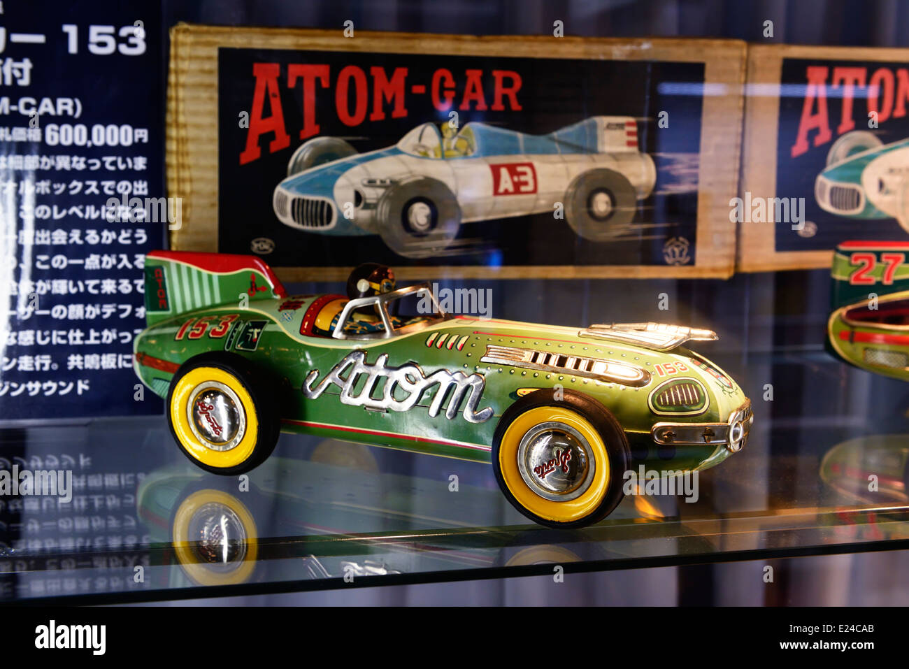 Atomo di antiquariato auto giocattolo da collezione di auto da corsa in un negozio a Tokyo in Giappone Foto Stock