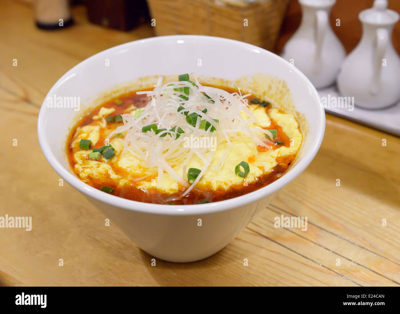 Ciotola di ramen sulla tavola imbandita di un ristorante a Tokyo in Giappone Foto Stock