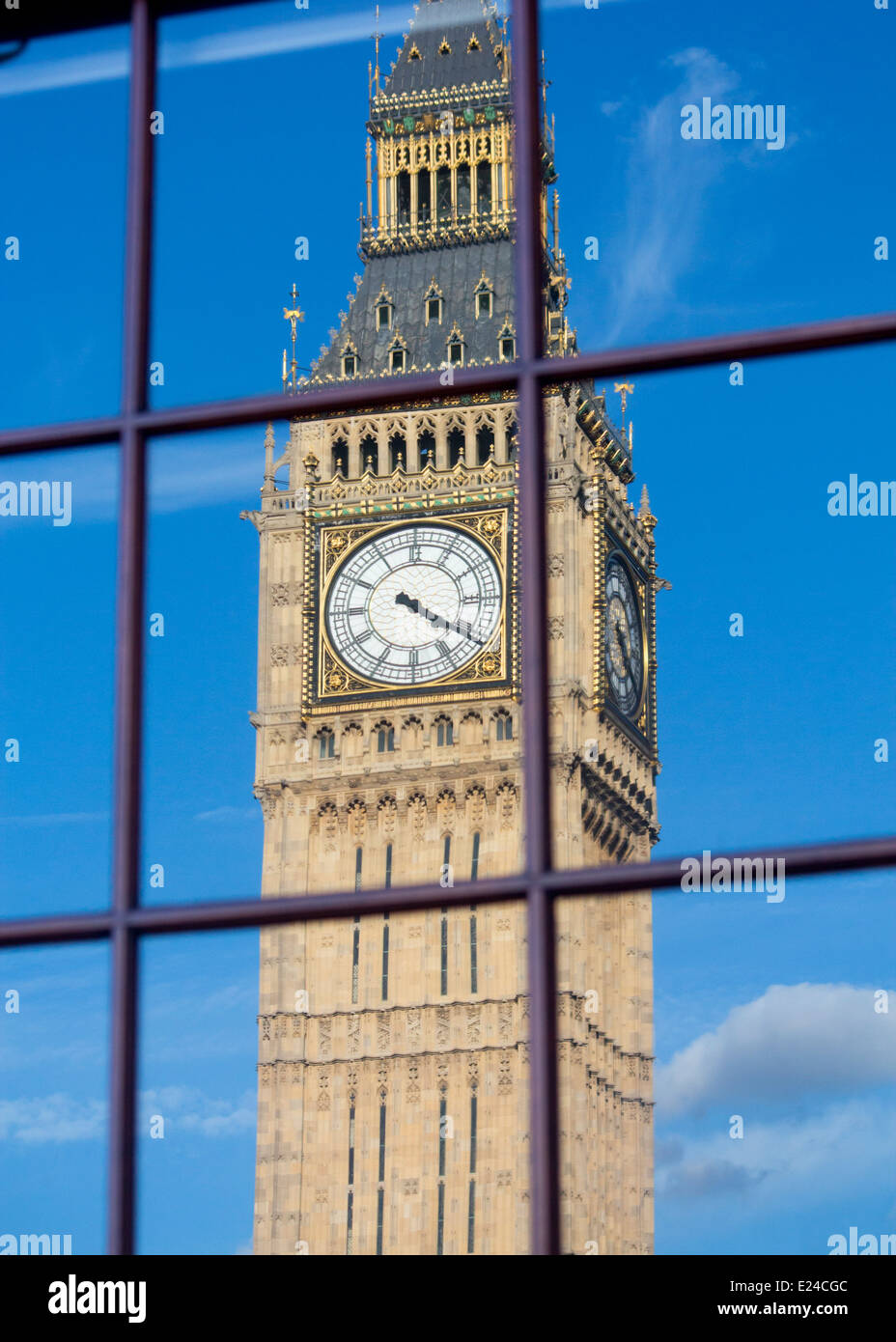 Big Ben Elisabetta La Torre La Torre dell'orologio di Case del Parlamento si riflette nella finestra nella luce della sera Westminster Londra Inghilterra REGNO UNITO Foto Stock