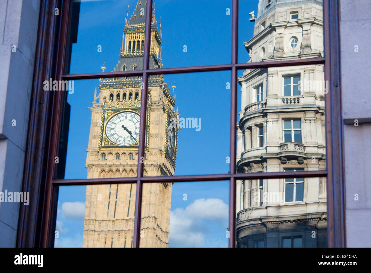Big Ben Elisabetta La Torre La Torre dell'orologio di Case del Parlamento si riflette nella finestra nella luce della sera Westminster Londra Inghilterra REGNO UNITO Foto Stock