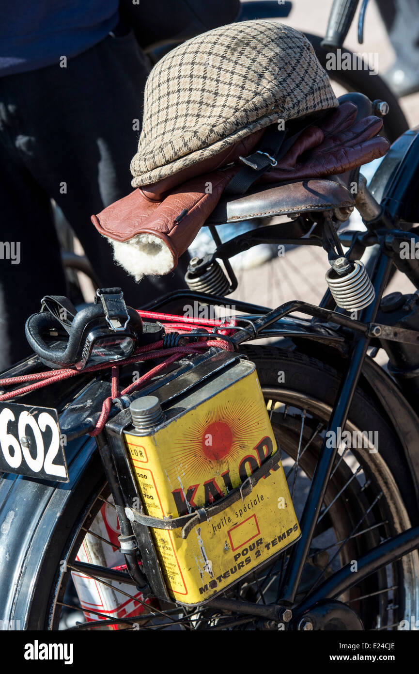 Il tappo piatto, guanti e occhiali di protezione su una motocicletta vintage a Banbury VMCC Esegui. Banbury, Oxfordshire, Inghilterra Foto Stock