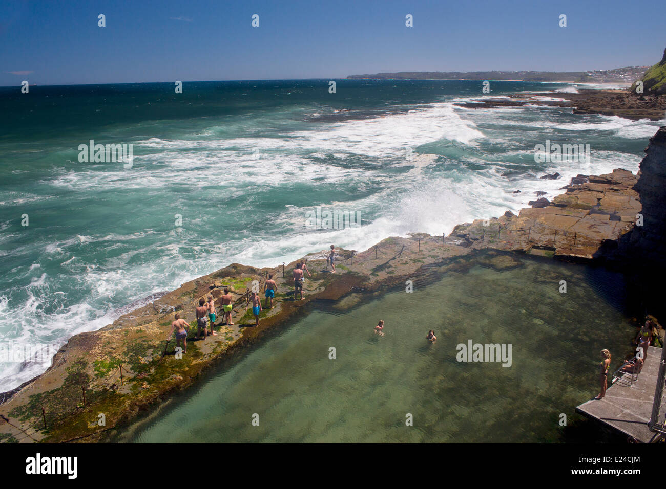 Bogey Hole rock pool alla base della scogliera a mare oceano Pacifico Newcastle New South Wales NSW Australia Foto Stock