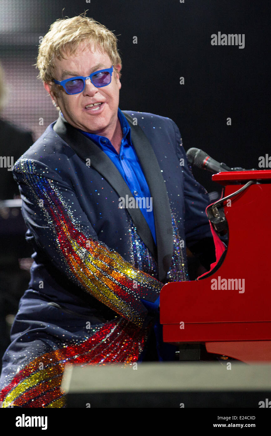 Manchester, Tennessee, Stati Uniti d'America. Il 15 giugno, 2014. ELTON JOHN in primo piano il 2014 Bonnaroo Music e Arts Festival di Manchester, Tennessee Credito: Daniel DeSlover/ZUMAPRESS.com/Alamy Live News Foto Stock