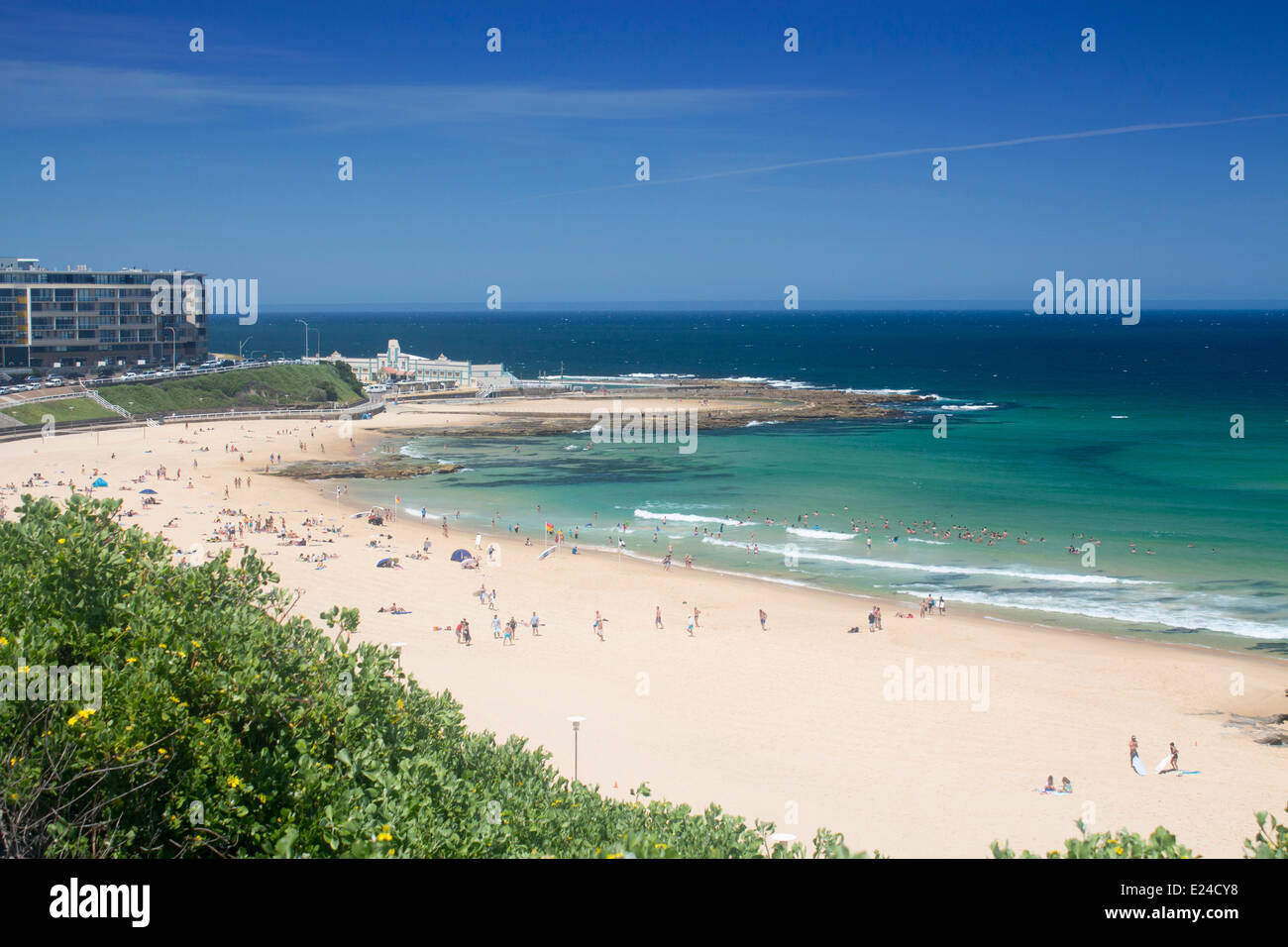 Newcastle Beach ampia vista oceano con bagni dietro Newcastle New South Wales NSW Australia Foto Stock