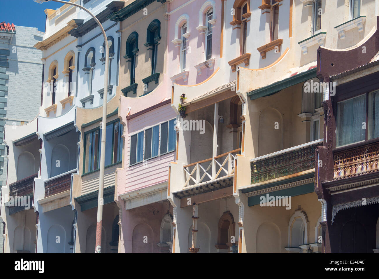 Watt Street terrazza storico di verniciato colorato del XIX secolo e ospita Newcastle New South Wales NSW Australia Foto Stock