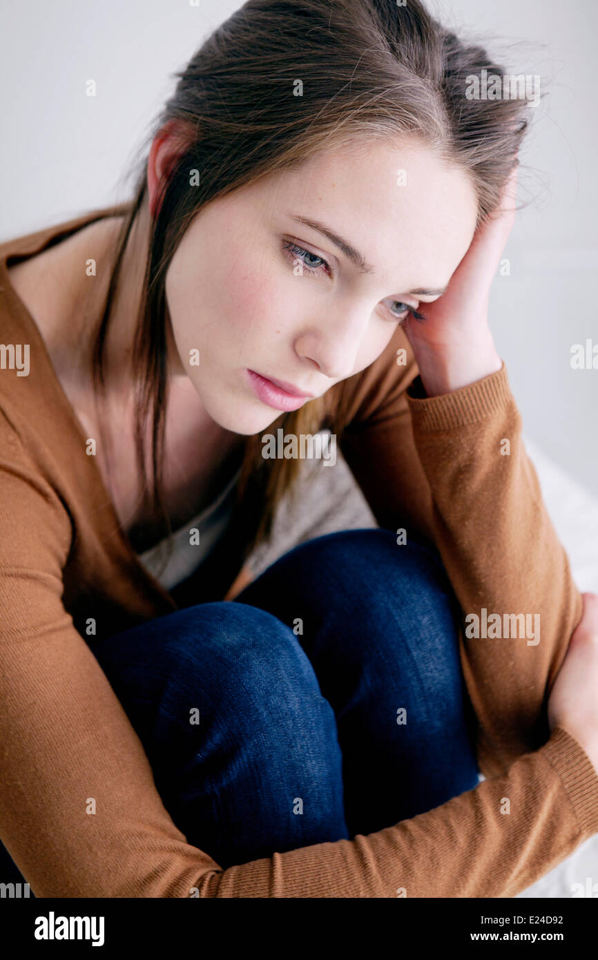 Donna all'interno Foto Stock