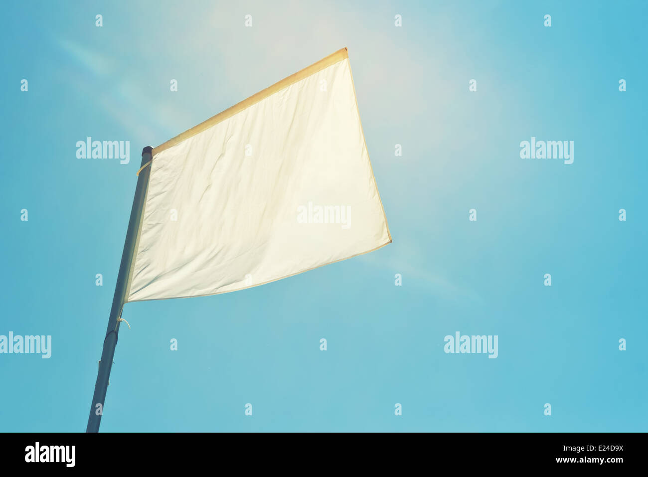 Blank white flag banner agitando contro la luce del sole. Spazio di copia per la tua bandiera o design. Foto Stock