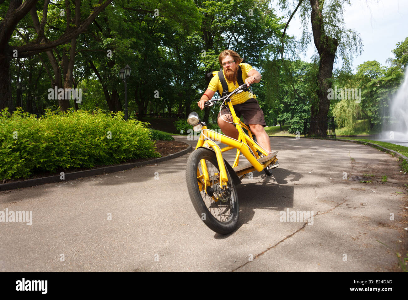 Noleggio messenger con carico accelerando la bici per la consegna Foto Stock