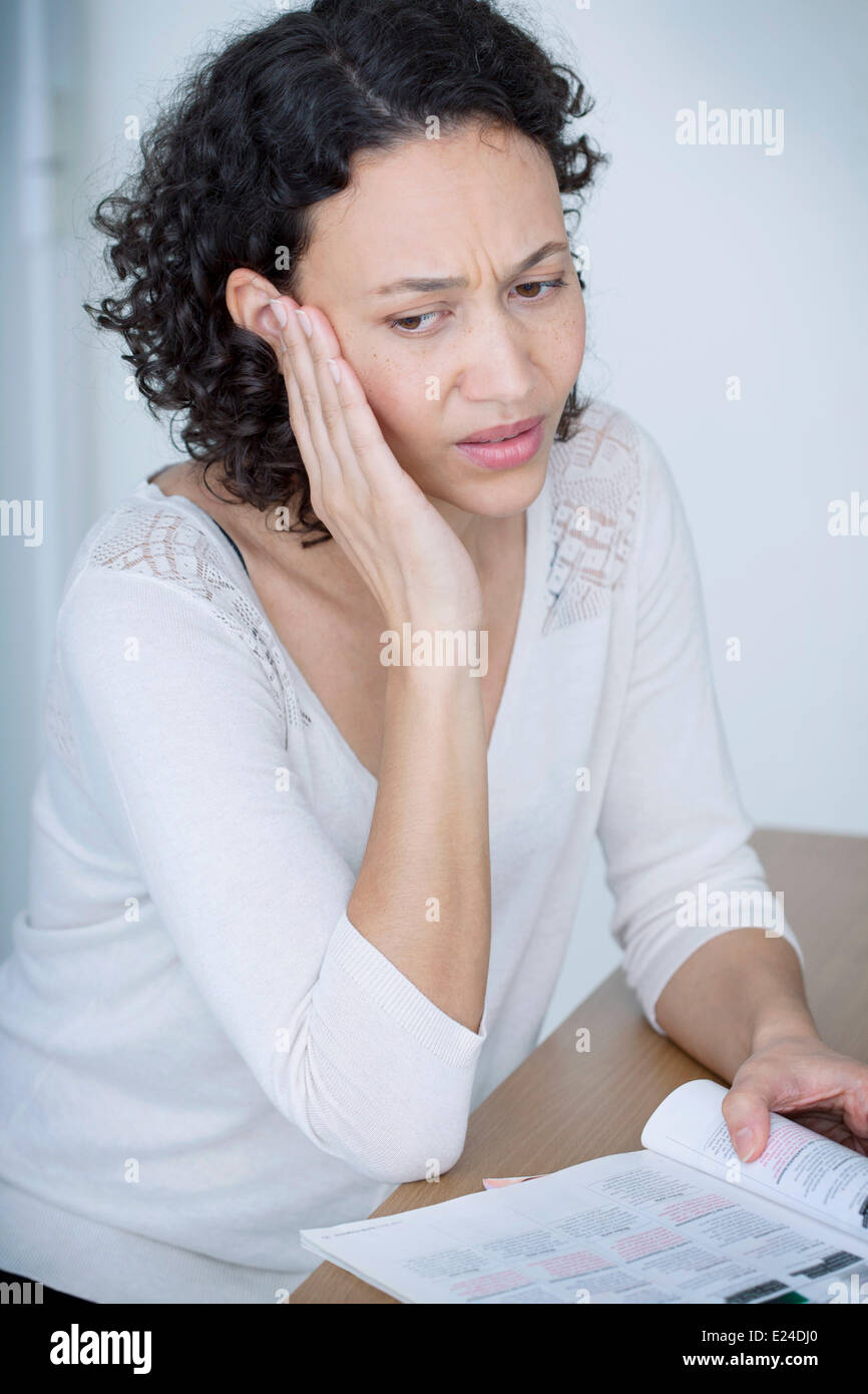 Dolore alle orecchie in una donna Foto Stock