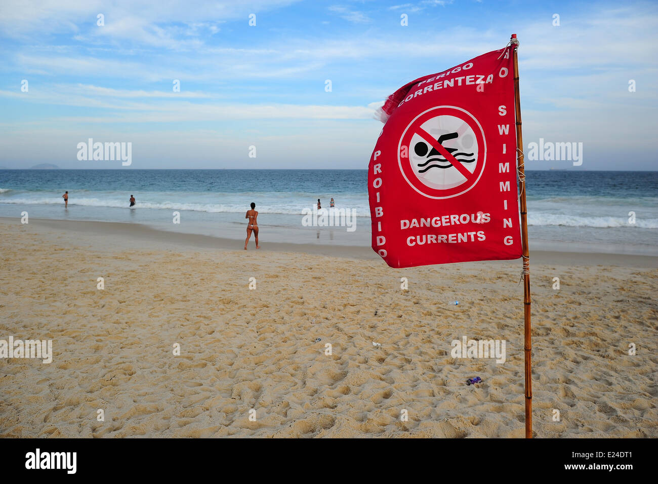 Spiaggia di Copacabana. Nuotare vietato. Foto Stock
