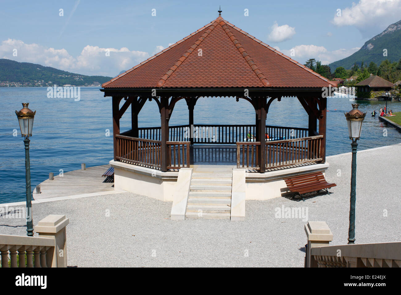 Villaggio di Menthon-Saint-Bernard, il lago di Annecy, Haute-Savoie, Rhône-Alpes, in Francia. Foto Stock