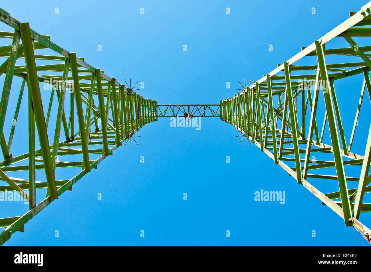 Dettaglio del pilone di elettricità contro il cielo blu Foto Stock
