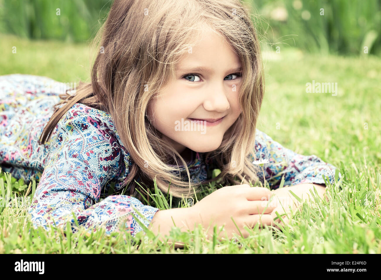 Ragazza distesa su erba fiore immagini e fotografie stock ad alta