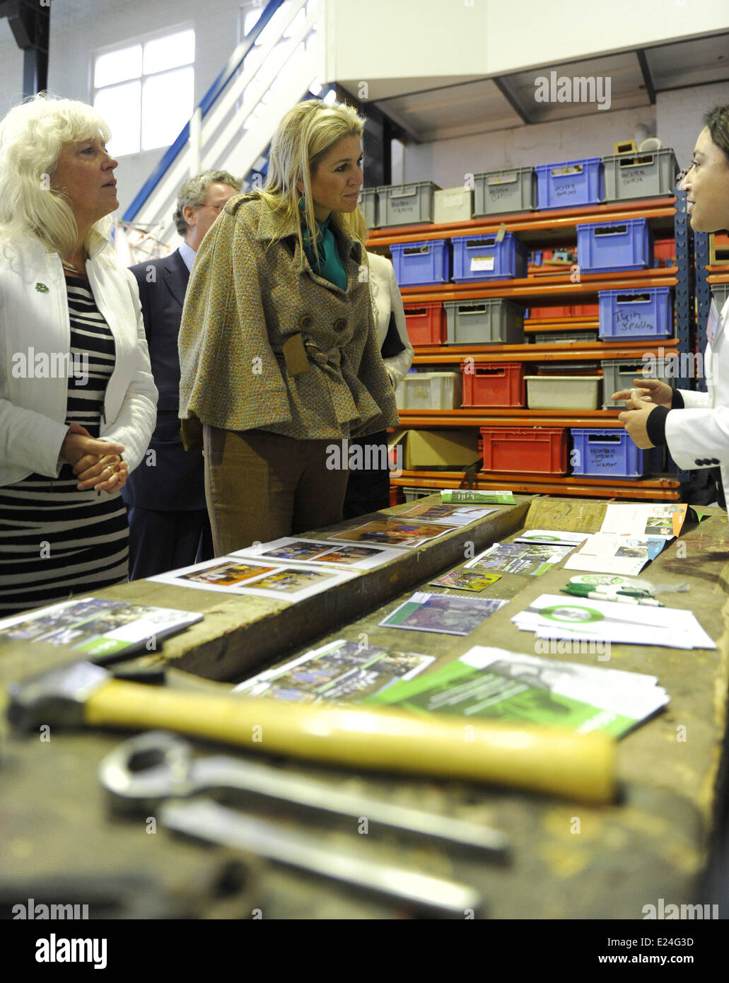 La principessa Maxima dei Paesi Bassi la visita di un laboratorio di prova. Condannati a una comunità di servizio rifacimento di strumenti usati, che e inviata agli studenti di ottenere un educazione tecnica nei paesi in via di sviluppo. Arnhem, Paesi Bassi - 31.01.2013 Foto Stock