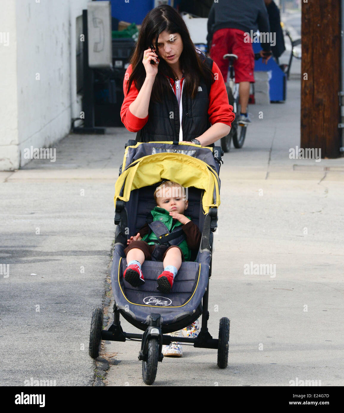 Selma Blair passeggiando con suo figlio Arthur Saint Bleick in moda vintage e senza il make up. Los Angeles, California - 05.02.2013 Dove: Studio City, California, Stati Uniti quando: 05 Feb 2013 Foto Stock