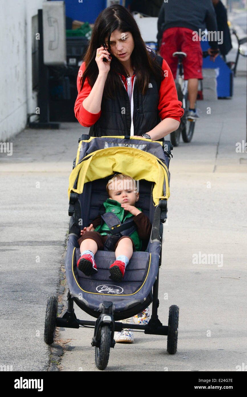 Selma Blair passeggiando con suo figlio Arthur Saint Bleick in moda vintage e senza il make up. Los Angeles, California - 05.02.2013 Dove: Studio City, California, Stati Uniti quando: 05 Feb 2013 Foto Stock