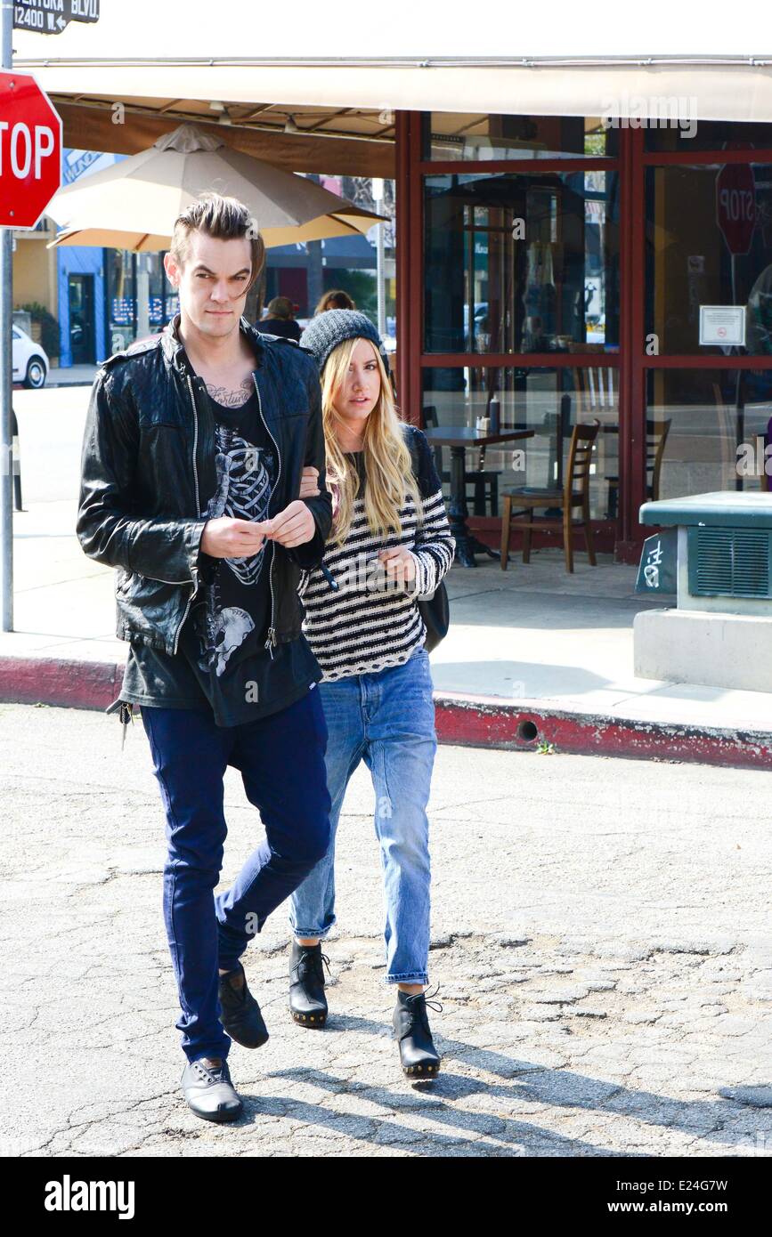 Ashley Tisdale e il fidanzato francese Christopher dopo pranzo. Los Angeles, California - 06.02.2013 Foto Stock