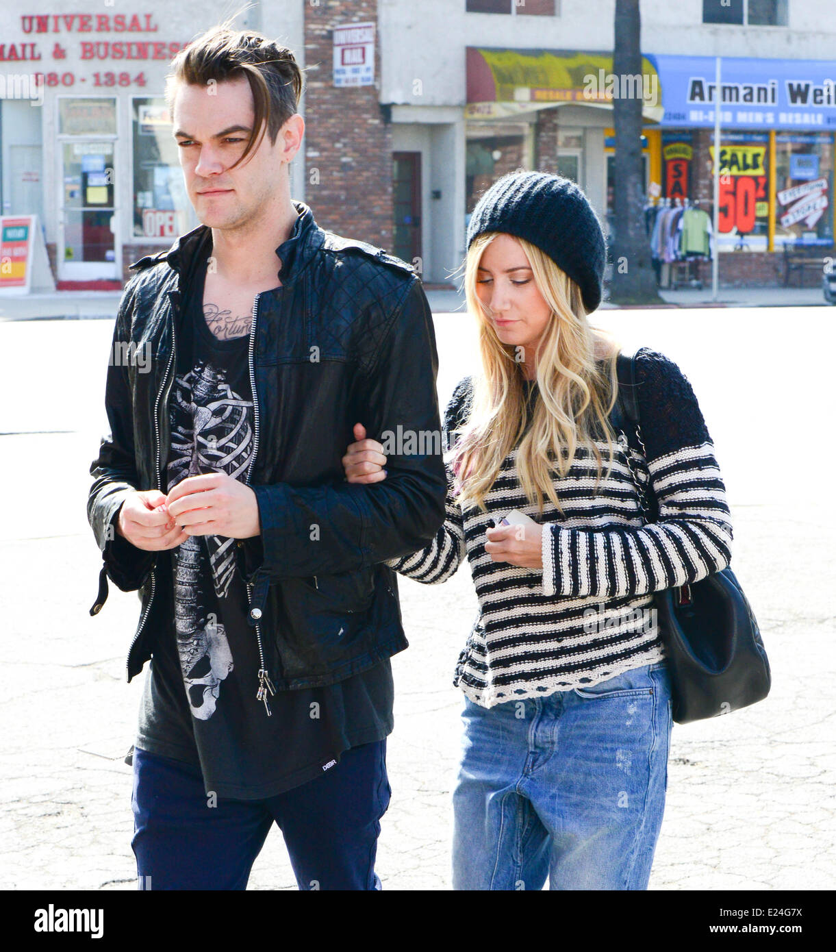 Ashley Tisdale e il fidanzato francese Christopher dopo pranzo. Los Angeles, California - 06.02.2013 Foto Stock