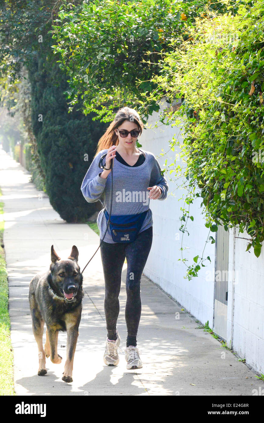 Nikki Reed jogging con il suo tedesco shepard cane. Los Angeles, California - 06.02.2013 Dove: Los Angeles, California, Stati Uniti quando: 06 Feb 2013 Foto Stock