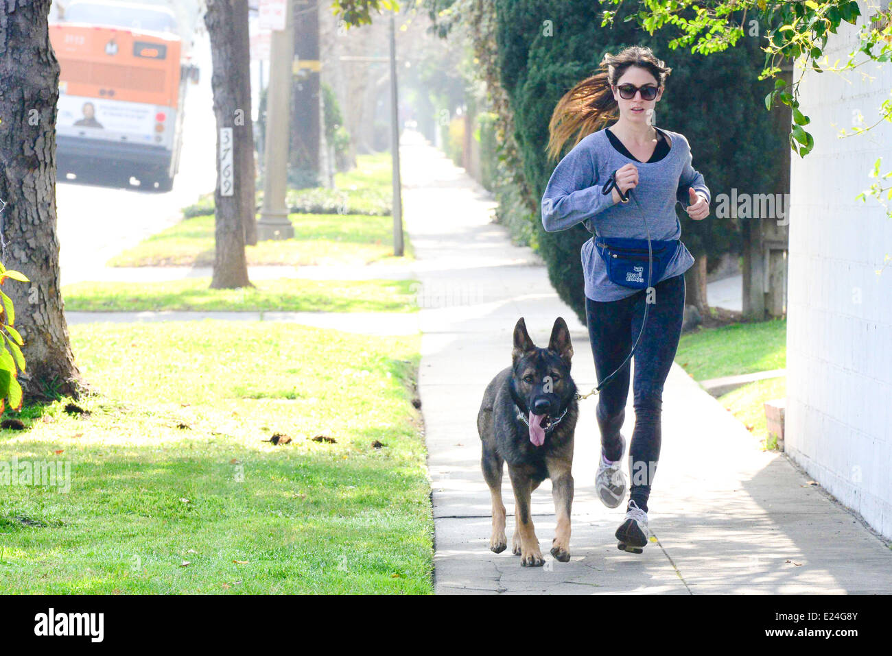 Nikki Reed jogging con il suo tedesco shepard cane. Los Angeles, California - 06.02.2013 Dove: Los Angeles, California, Stati Uniti quando: 06 Feb 2013 Foto Stock