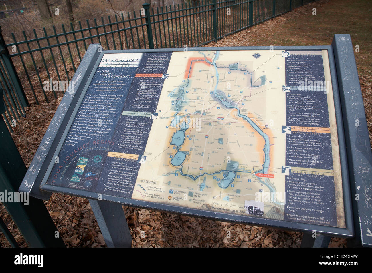 Una mappa del centro di Minneapolis, che mostra il fiume Mississippi e i principali laghi, prese a Minnehaha park e falls, Stati Uniti d'America. Foto Stock