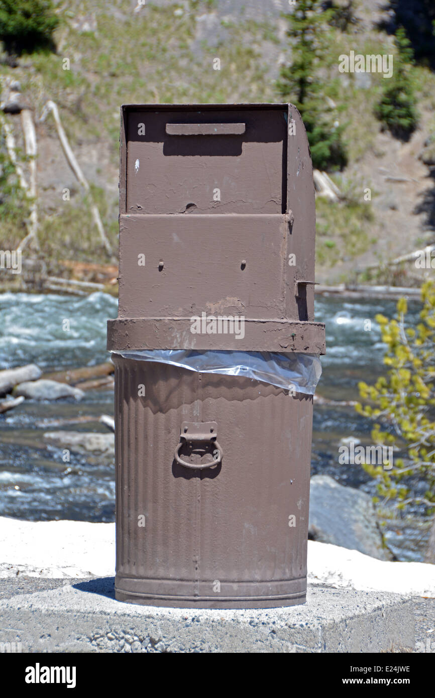 Sostenere la prova nel cestino nel Parco Nazionale di Yellowstone in Wyoming Foto Stock