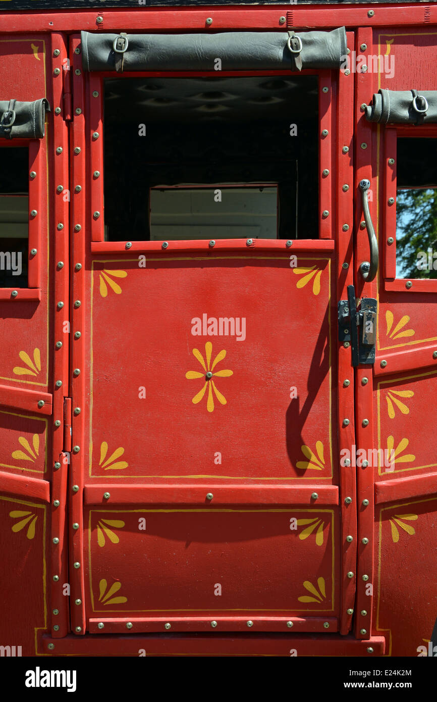 Una vista dettagliata di una stagecoach ride per i turisti in piazza della città di Jackson Hole, Wyoming. Foto Stock