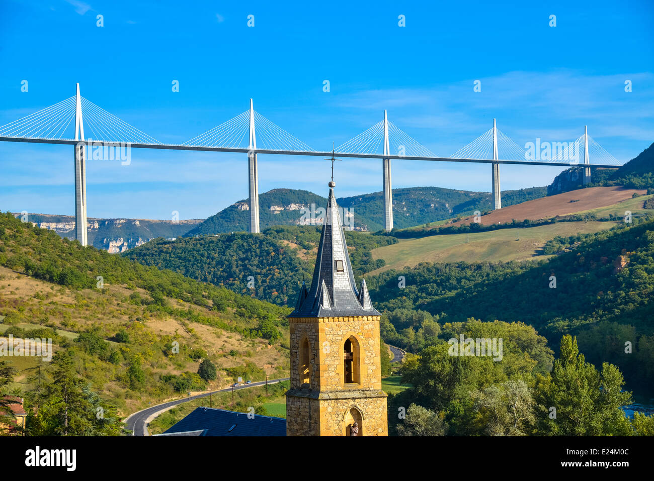 Il famoso ponte/viadotto sul fiume Aveyron vicino a Millau, Francia visto dal villaggio di Peyre Foto Stock