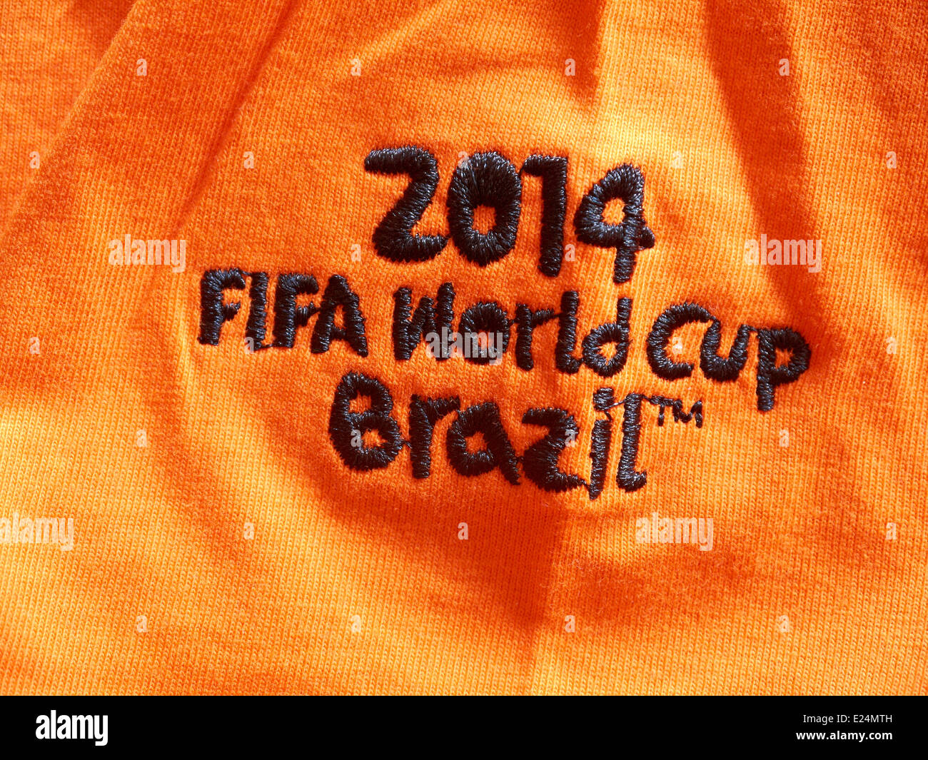 Dutch football shirt con la Coppa del Mondo FIFA 2014 logo Foto Stock