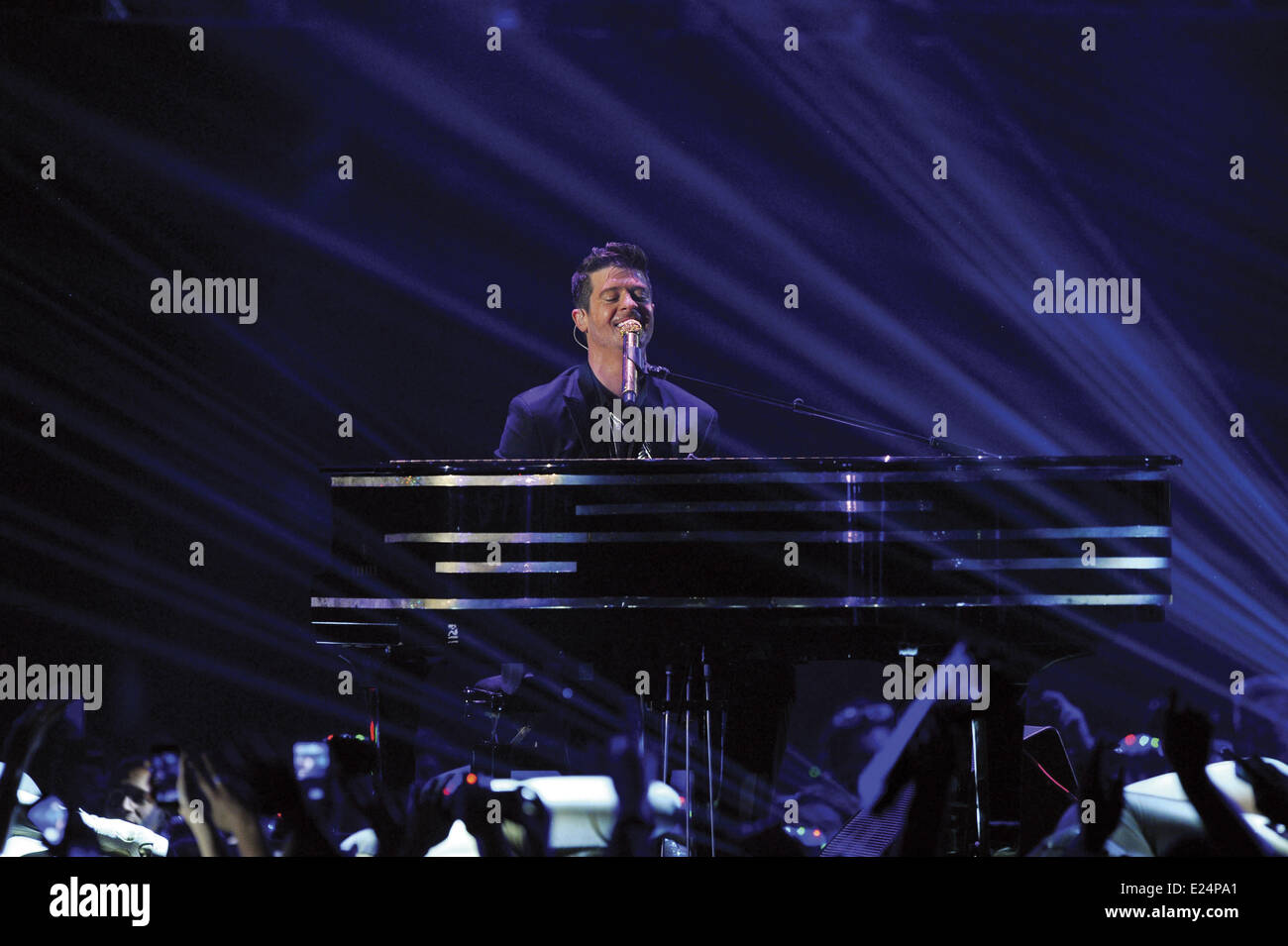 Robin Thicke esibirsi sul palco durante gli MTV EMA's 2013 al Ziggo Dome. Dotato di: Robin Thicke dove: Amsterdam, Paesi Bassi Quando: 10 Nov 2013 Foto Stock