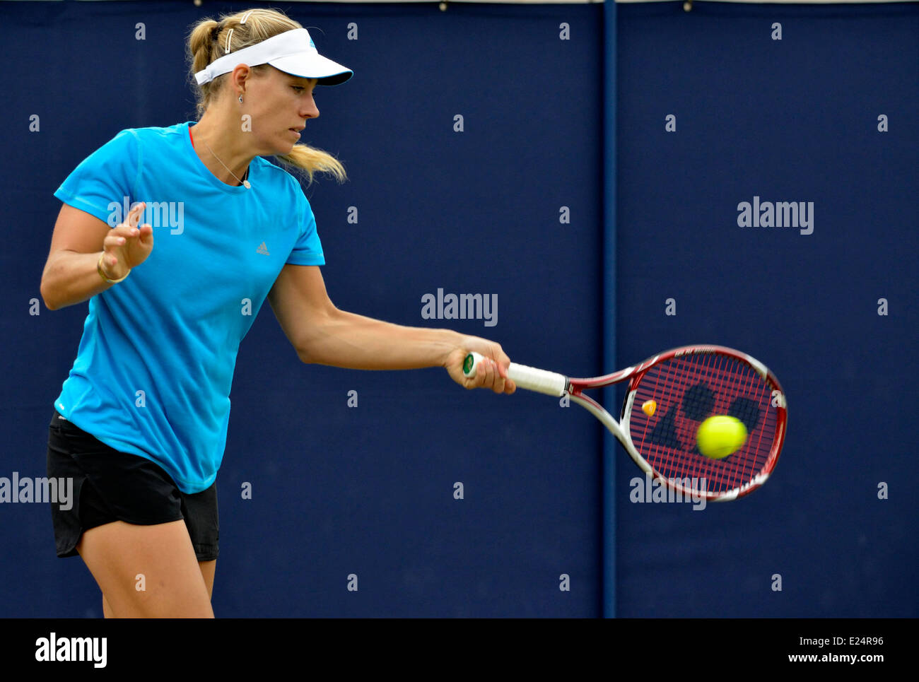 Angelique Kerber (Germania) sulla prassi giurisdizionale a Eastbourne, 2014 Foto Stock