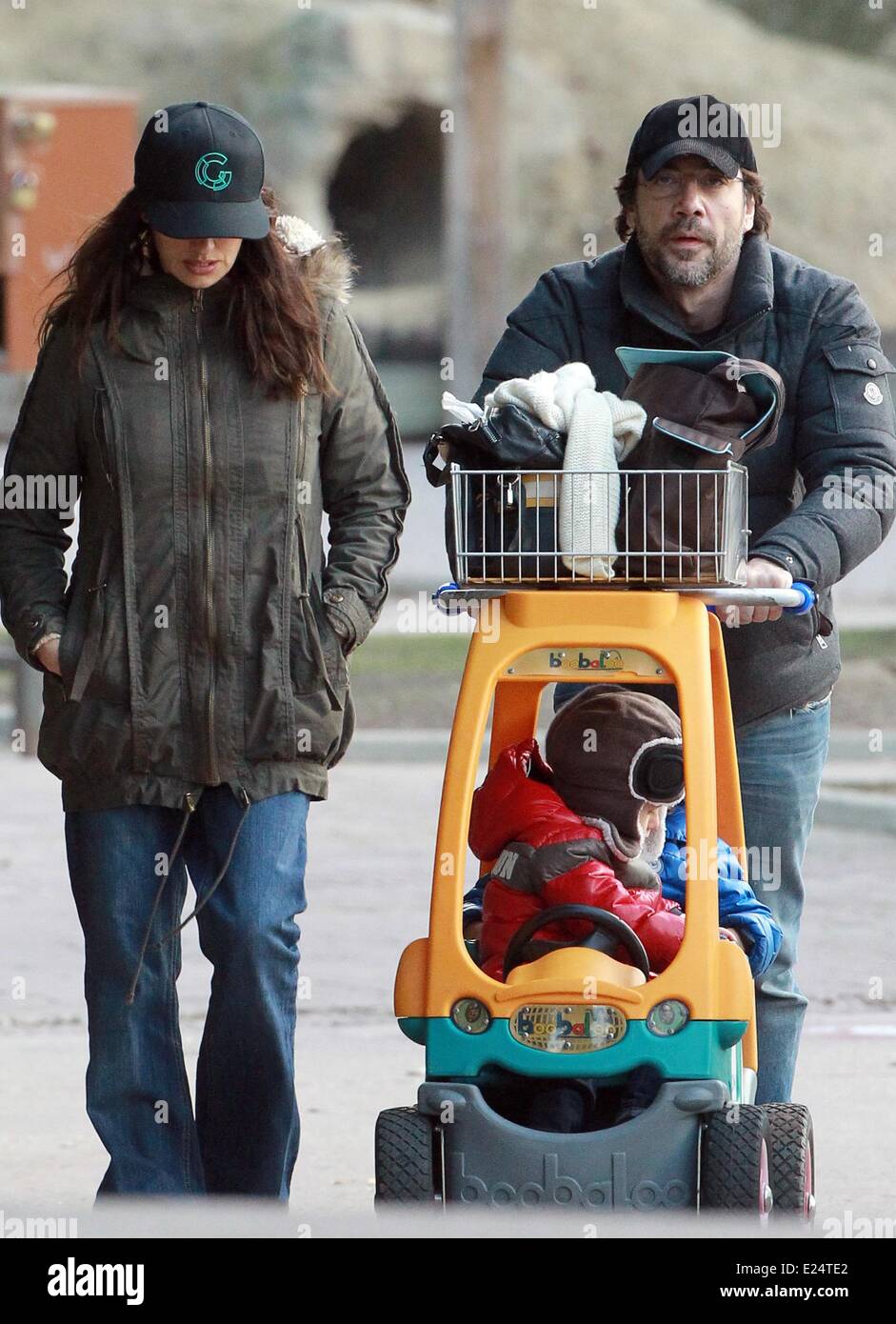 Penelope Cruz e Javier Bardem prendere il loro figlio Leo Encinas Cruz a Faunia, un tema marino park a Madrid con: Penelope Cruz,Javier Bardem,Leo Encinas Cruz dove: Madrid, Spagna Quando: 12 Gen 2013 Foto Stock