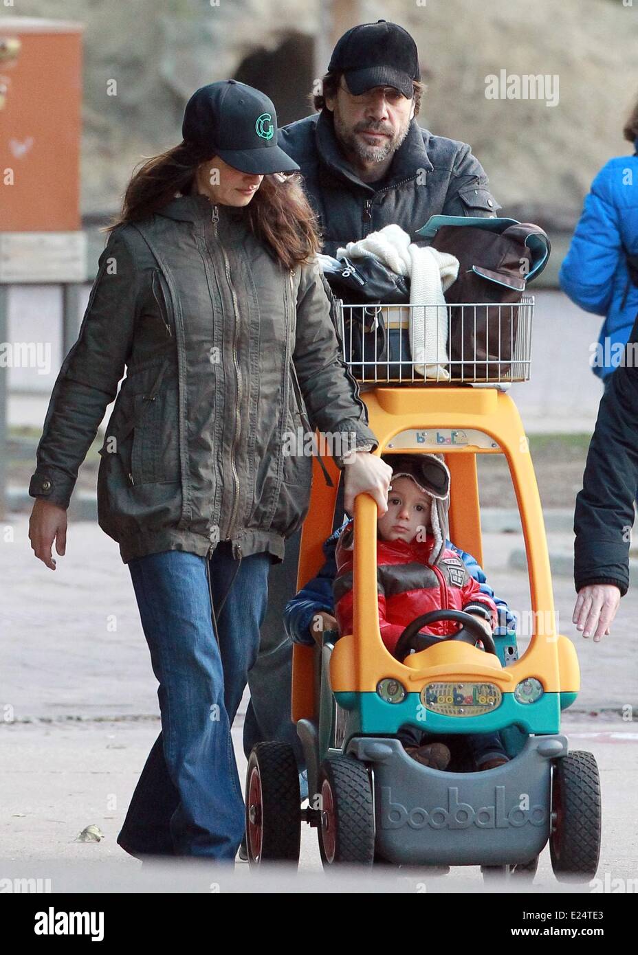 Penelope Cruz e Javier Bardem prendere il loro figlio Leo Encinas Cruz a Faunia, un tema marino park a Madrid con: Penelope Cruz,Javier Bardem,Leo Encinas Cruz dove: Madrid, Spagna Quando: 12 Gen 2013 Foto Stock