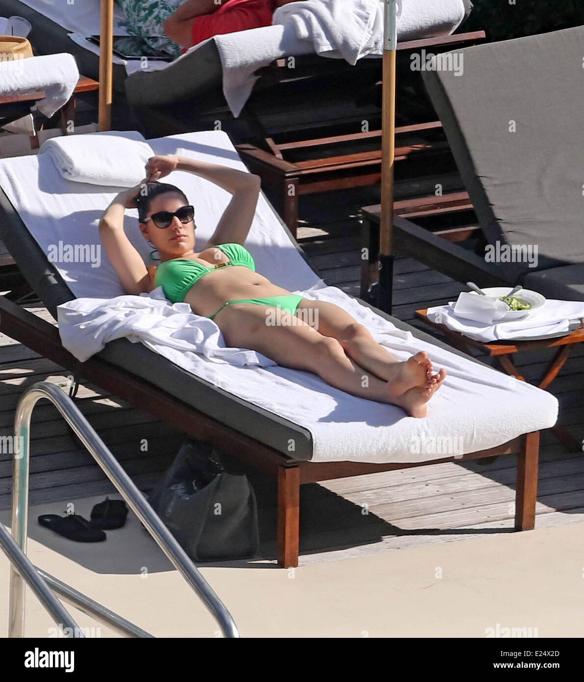Kelly Brook visto in un bikini verde dove poter prendere il sole presso la piscina dotata di: Kelly Brook dove: Miami, Florida, Stati Uniti quando: 01 Feb 2013 Foto Stock