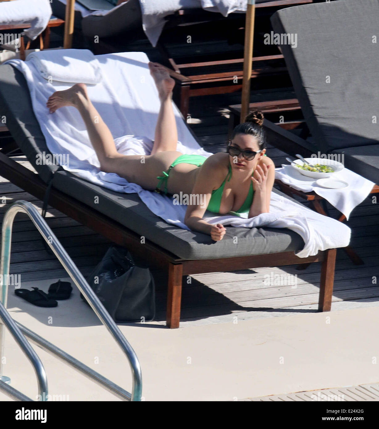 Kelly Brook visto in un bikini verde dove poter prendere il sole presso la piscina dotata di: Kelly Brook dove: Miami, Florida, Stati Uniti quando: 01 Feb 2013 Foto Stock